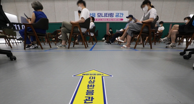 18~49세의 8월 코로나19 백신 접종일정이 발표된 30일 서울 동작구 백신예방접종센터에서 시민들이 백신을 맞은 후 이상반응 관찰을 위해 대기하고 있다. 18~49세 접종 대상자 1,777만 명은 다음달 9일부터 열흘 간 사전예약 10부제를 실시한다. 주민등록번호 생년월일 끝자리를 기준으로 정해진 날짜에 사전예약 후 다음달 26일부터 9월 30일까지 접종을 실시한다 (사진/뉴시스)