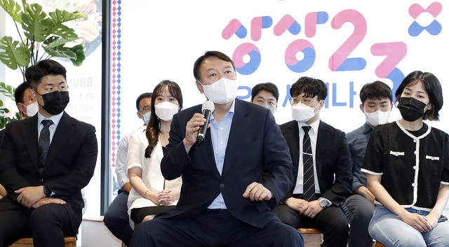 윤석열 전 검찰총장이 지난 1일 서울 여의도 북카페 하우스에서 열린 청년 정책 토론회 '상상23 오픈세미나'에 참석해 발언하고 있다. (사진/뉴시스)