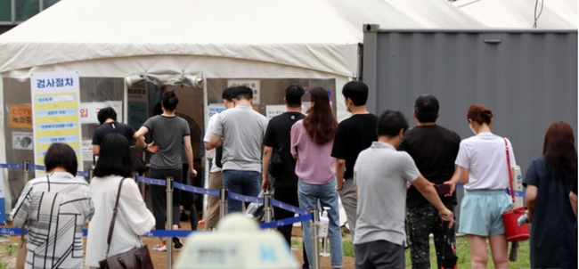 2일 오전 서울 용산역 임시선별진료소에서 시민들이 코로나19 검사를 받기 위해 줄 서 있다 (사진=뉴시스 제공)