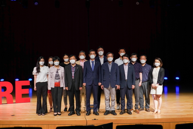 동아대와 AWS 관계자들이 최근 동아대 승학캠퍼스 리인홀에서 열린 ‘클라우드 역량강화 프로그램 INSPIRE 킥오프 행사’에서 기념촬영을 하고 있다.