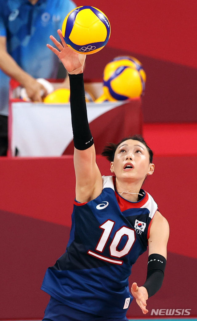 지난달 31일 오후 도쿄 아레나에서 열린 2020 도쿄올림픽 여자배구 예선 A조 대한민국과 일본의 경기, 대한민국 김연경이 서브를 넣고 있다 (사진/뉴시스)