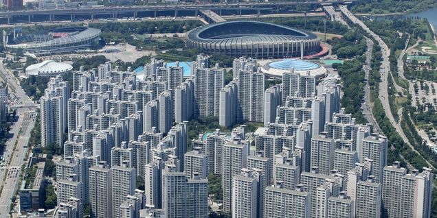서울 송파구 롯데월드타워 서울스카이에서 바라본 도심에 아파트와 주택들이 보이고 있다 (사진/뉴시스)