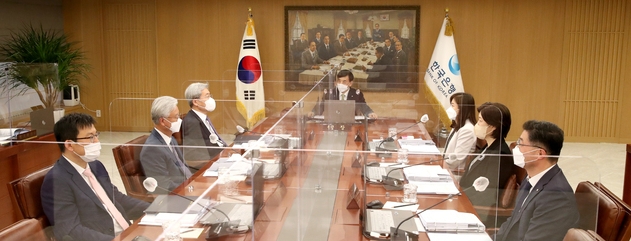 이주열 한국은행 총재가 지난달 27일 오전 서울 중구 한국은행에서 열린 금융통화위원회 본회의에서 회의를 주재하고 있다. (사진=한국은행 제공) 