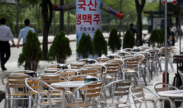 코로나19 확산 여파로 전국 호프집과 노래방이 1년 사이 수천 곳이 문을 닫았다. 지난 4일 국세청 국세통계포털의 '100대 생활 업종' 통계에 따르면 호프 전문점과 노래방이 각각 11.6%(3,636곳), 5.2%(1,554곳) 폐업한 것으로 집계됐다. 4일 오후 서울 시내 한 호프집 밖에 테이블이 설치되어 있다. (사진/뉴시스)