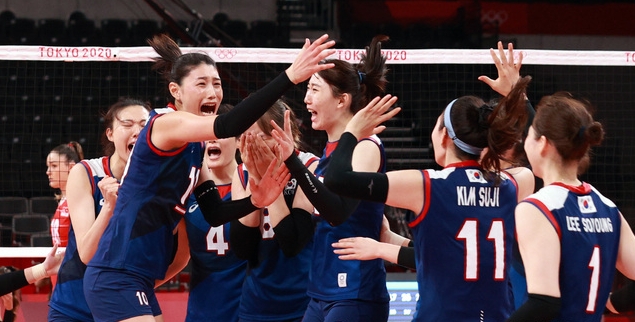 대한민국 선수들이 지난 4일 오전 일본 도쿄 아리아케 아레나에서 열린 도쿄올림픽 여자배구 8강전 대한민국과 터키의 경기에서 승리하며 4강행을 확정 지은 뒤 기뻐하고 있다. (사진/뉴시스)