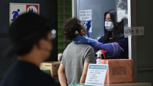 대구지역 코로나19 확진자가 26명으로 집계된 지난 2일 오전 대구 동구 보건소 선별진료소에서 의료진이 검체 채취를 하고 있다 (사진=뉴시스 제공)