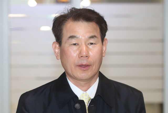  정은보 한·미 방위비분담협상대사가 제11차 한·미 방위비분담특별협정(SMA) 체결을 위한 9차 회의를 위해 지난 4일 인천국제공항 제2터미널을 통해 미국으로 출국 전 취재진 질문에 답하고 있다. (사진=뉴시스 제공)