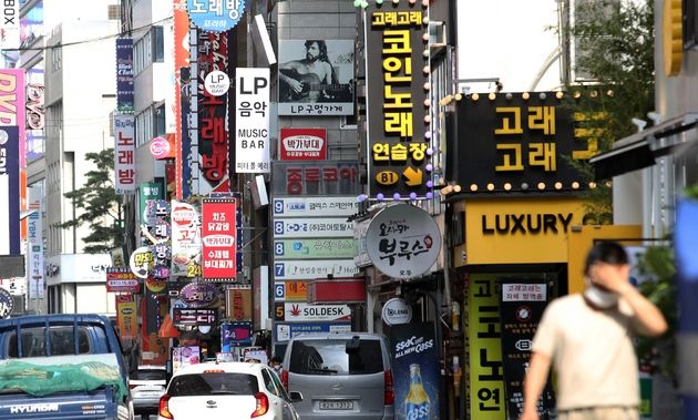 코로나19 확산 여파로 전국 호프집과 노래방이 1년 사이 수천 곳이 문을 닫았다. 지난 4일 국세청 국세통계포털의 '100대 생활 업종' 통계에 따르면 호프 전문점과 노래방이 각각 11.6%(3,636곳), 5.2%(1,554곳) 폐업한 것으로 집계됐다. 4일 오후 서울 시내 한 호프집 앞 거리가 한산한 모습이다. (사진/뉴시스)