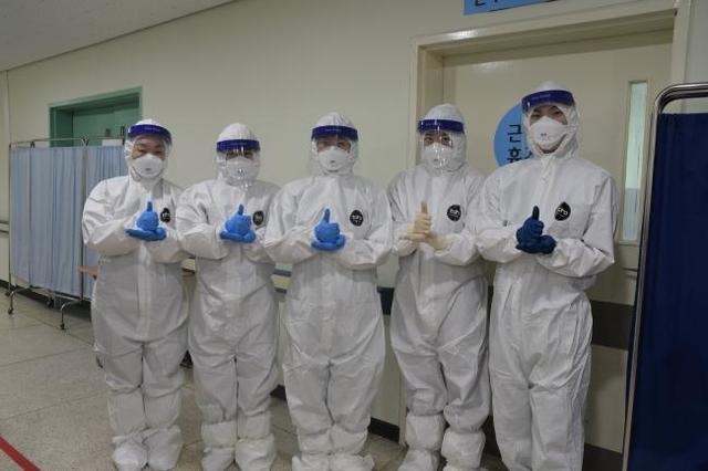 국군의무사령부 예하 국군대전병원 군 의료진들이 국가 지정 감염병 전담병원 임무를 완수 한 것을 기념하며 ‘덕분에 챌린지 포즈’를 취하고 있는 모습. (사진=국군대전병원 제공)