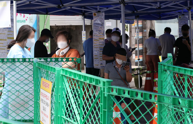 코로나19 신규 확진자가 1704명(국내발생 1640명, 해외유입 64명)으로 집계된 6일 오후 서울 중구보건소에 시민들이 검사를 위해 대기하고 있다. / 사진제공=뉴시스