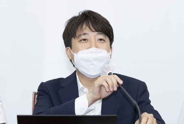  이준석 국민의힘 대표가 지난 5일 오전 서울 여의도 국회에서 열린 최고위원회의에서 발언하고 있다.