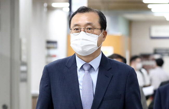 직권남용 권리행사방해 혐의로 기소된 임성근 전 부산고법 부장판사가 6월 21일 오후 서울 서초구 서울고법에서 열린 항소심 6차 공판에 출석하고 있다.