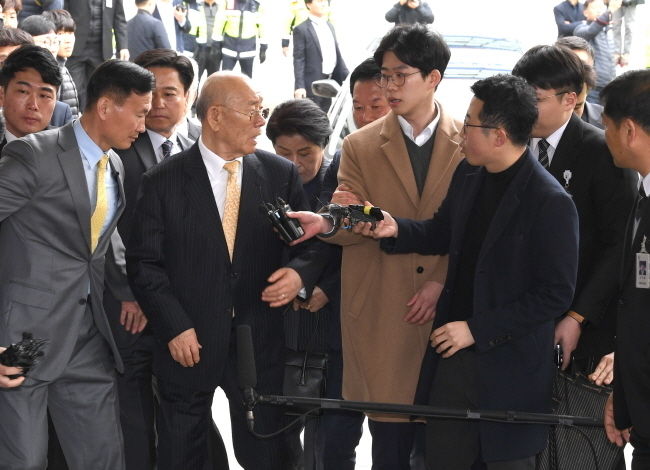 전두환 씨가 2019년 3월 11일 광주지방법원에 출석하며 취재진의 질문에 화를 내고 있다. 