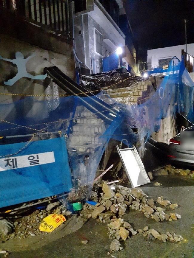 밤새 호우경보가 발효된 8일 부산 중구의 한 공사장 축대가 무너지는 사고가 발생했지만 다행히 인명피해는 없었다. 2021.08.08. (사진=부산소방재난본부 제공).