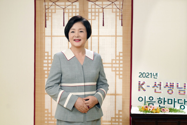 김정숙 여사가 9일 오후 비대면으로 진행된 ‘K-선생님 이음 한마당’에서 영상으로 축사를 전하고 있다. 이번 행사는 전 세계 한국어 교육자(K-선생님)들의 현장경험 공유 및 상호교류와 소통을 위해 교육부, 외교부, 문화체육관광부가 공동개최했으며, 전 세계 한국어 교육자 1,070여 명이 비대면으로 참석했다. (사진=청와대 제공) 