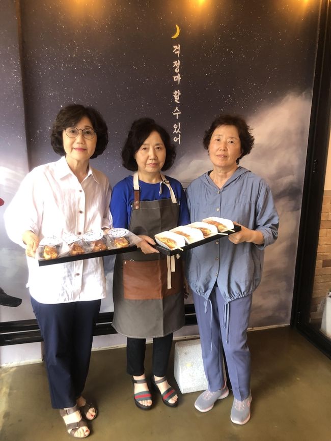 다온카페를 운영하는 방어동 주민 김점식(왼쪽), 김은화(중간, 김영희(오른쪽)