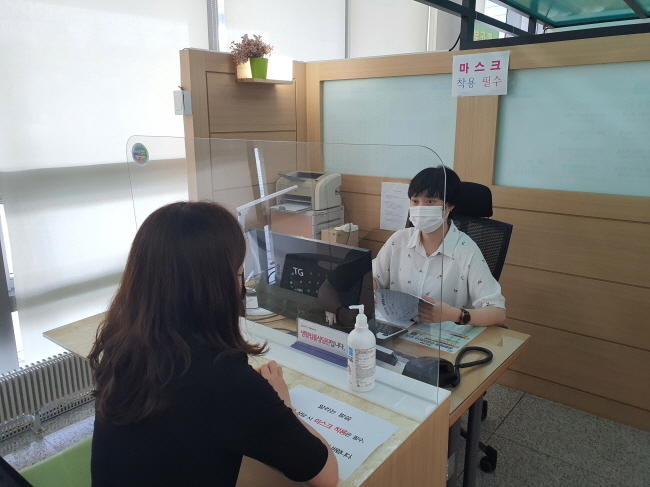 천안시 변호사가 생활법률 무료 상담소에서 민원인과 상담을 진행하고 있다. (사진=천안시청 제공)