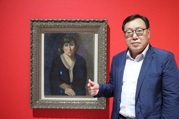 2018년 기획전으로 진행된 <2018오늘의 여성미술>전에서 포즈를 취했던 이형옥 실장의 생전의 모습 (사진=이화순)