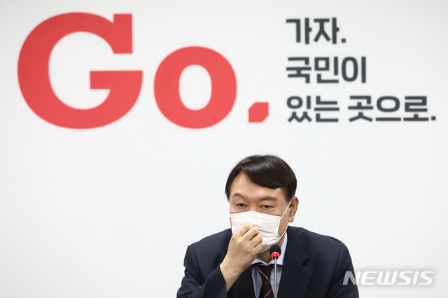 윤석열 대선 예비후보가 30일 오후 서울 여의도 국민의힘 중앙당사를 방문해 대외협력위원장인 권영세 의원에게 입당원서를 제출한 후 취재진 질문을 받고 있다.(사진=뉴시스 제공)