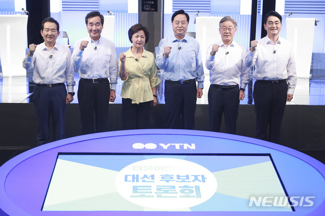 정세균(왼쪽부터), 이낙연, 추미애, 김두관, 이재명, 박용진 더불어민주당 대선 경선 후보가 4일 오후 서울 마포구 상암동 YTN에서 열린 본경선 2차 TV 토론회를 앞두고 기념촬영을 하고 있다.(사진=뉴시스 제공)