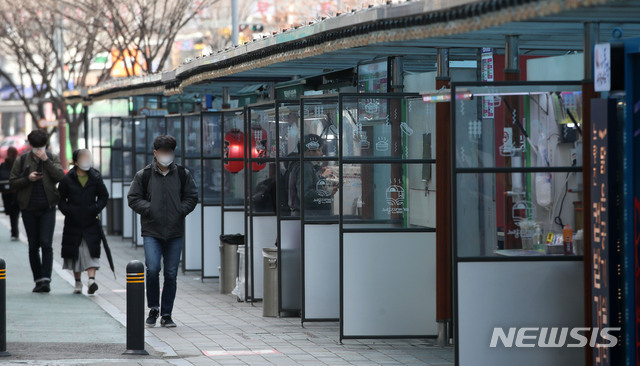 서울 동작구 노량진 컵밥 거리에 줄지어 입점해 있는 노점상의 모습.(사진=뉴시스 제공)