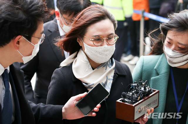 자녀 입시비리와 사모펀드 투자 의혹 등의 혐의로 재판에 넘겨진 정경심 동양대 교수가 지난해 12월23일 오후 서울 서초구 서울중앙지법에서 열린 1심 선고 공판에 출석하고 있다.(사진=뉴시스 제공)