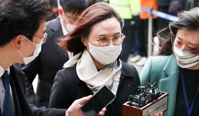 자녀 입시비리와 사모펀드 투자 의혹 등의 혐의로 재판에 넘겨진 정경심 동양대 교수가 지난해 12월23일 오후 서울 서초구 서울중앙지법에서 열린 1심 선고 공판에 출석하고 있다. (사진=뉴시스)
