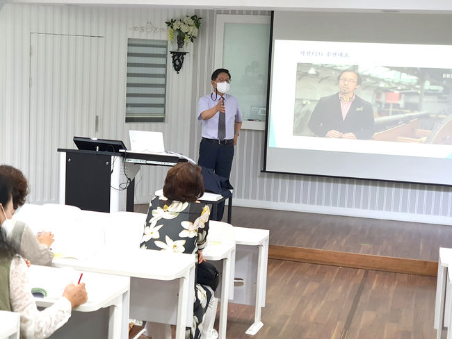 박건찬 전 경북경찰청장이 김천대학교 다비드홀에서 특강을 진행하고 있다.