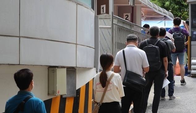 내일도 신종 코로나바이러스 감염증(코로나19) 확진자가 2000명 안팎 나올 것으로 보인다. 12일 오후 9시까지 최소 1781명이 신규 확진자가 발생했다. 이는 전날 같은 시간에 집계된 1931명보다는 150명 적은 수치다.