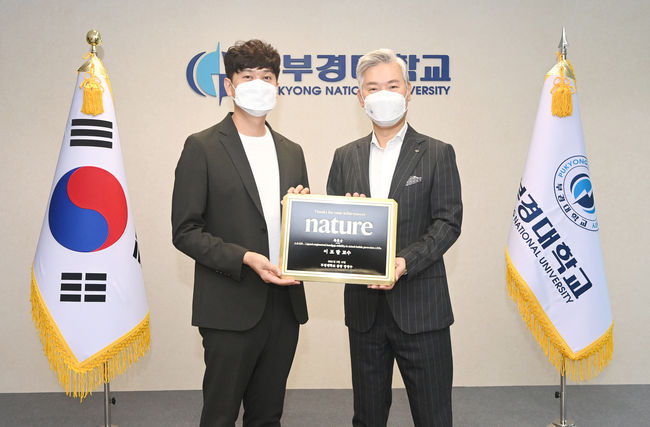이보람 교수(왼쪽)가 표창을 받고 장영수 총장과 기념사진을 찍고 있다. 