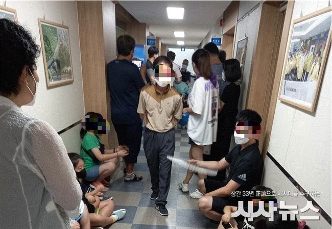 사)밝은내일IL종합지원센터 회원들과 대명3동 뉴타운재개발지구 내 피해지역 주민들이 지난 2일 도로폐쇄를 반대하며 남구청 구청장실을 점거한 채 농성을 벌이고 있다.