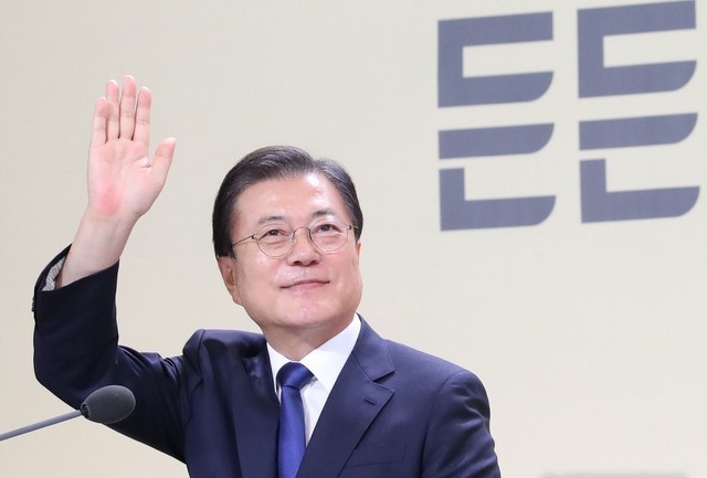 문재인 대통령이 12일 청와대 본관에서 화상을 통해 열린 건강보험 보장성 강화대책 4주년 성과 보고대회에서 참석자들에게 인사하고 있다.