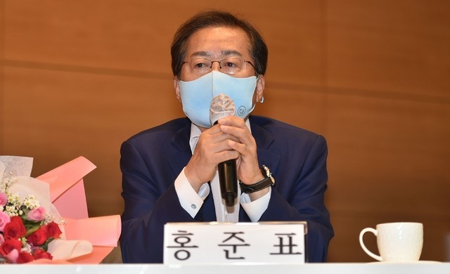 국민의힘 대선 주자인 홍준표 의원이 6일 오후 대구 동구 대구경북디자인센터에서 열린 청년 4.0 포럼 초청 “리더에게 대한민국의 길을 묻다”을 주제로 강연하고 있다. 