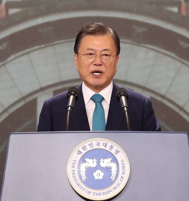 문재인 대통령이 15일 서울 중구 문화역서울284에서 열린 제76주년 광복절 경축식에서 경축사를 하고 있다.