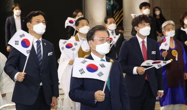 문재인 대통령이 여야 대표 등 참석자들과 15일 서울 중구 문화역서울284에서 열린 제76주년 광복절 경축식에서 광복절 노래를 제창하고 있다.