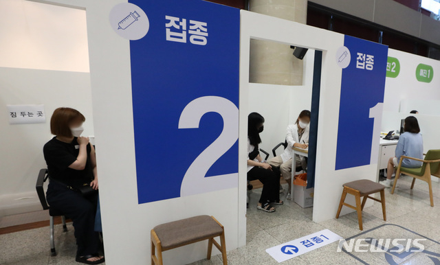 9일 서울 시내 한 코로나19 예방접종센터에서 시민들이 백신을 맞고 있다. 이날부터 18~49세 코로나19 백신 접종 사전예약이 시작됐다. 생일 끝자리와 동일한 날짜에만 예약이 가능, 이날은 9·19·29일 생일인 사람이 예약할 수 있다. (사진/뉴시스)
