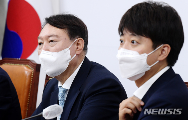 이준석 국민의힘 대표와 윤석열 대선 예비후보가 2일 서울 여의도 국회에서 접견하고 있다. (공동취재사진) 