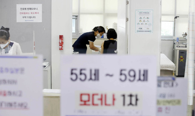 55~59세 연령층을 대상으로 코로나19 예방 모더나 백신 접종 첫 날인 26일 광주 북구 모 의료기관에서 대상자가 백신을 맞고 있다. (사진=광주 북구 제공) 