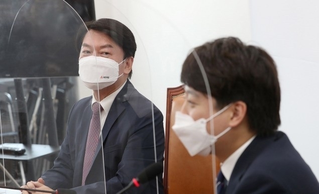 안철수 국민의당 대표가 16일 오후 서울 여의도 국회에서 이준석 국민의힘 대표의 발언을 듣고 있다.