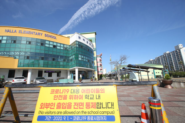 제주 동(洞)지역 학교 등교중지가 시작된 13일 오전 제주 시내 한 초등학교가 등교하는 학생이 없어 한산한 모습이다. 제주도교육청은 이달 들어 학교 현장 코로나19 확진자가 급증하자 도내 읍·면을 제외한 동지역 모든 학교를 전면 원격수업으로 전환하는 내용의 등교중지를 결정했다. / 사진제공=뉴시스