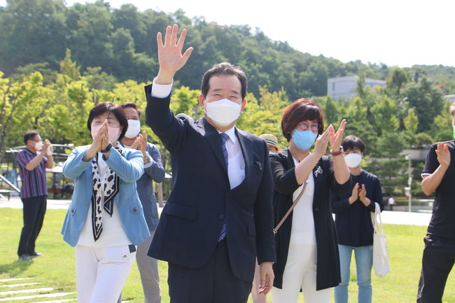 경기북부 청사를 방문한 정세균 예비후보. 이날 정 후보는 격기북도 신설을 공약했으며 이광재 의원(공동선대위원장), 김민철 의원(경기 의정부시을), 서영교 의원(여성총괄본부장), 송옥주 의원(2050탄소중립추진본부장) 을 비롯 시도의원 30여명이 함께 했다.