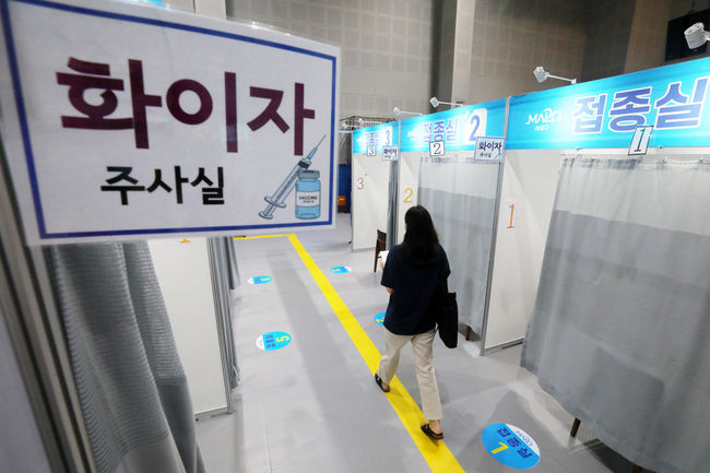 지난 3일 오후 서울 마포구 마포구민체육센터에 마련된 예방접종센터에서 한 시민이 주사실로 들어가고 있다. / 사진제공=뉴시스