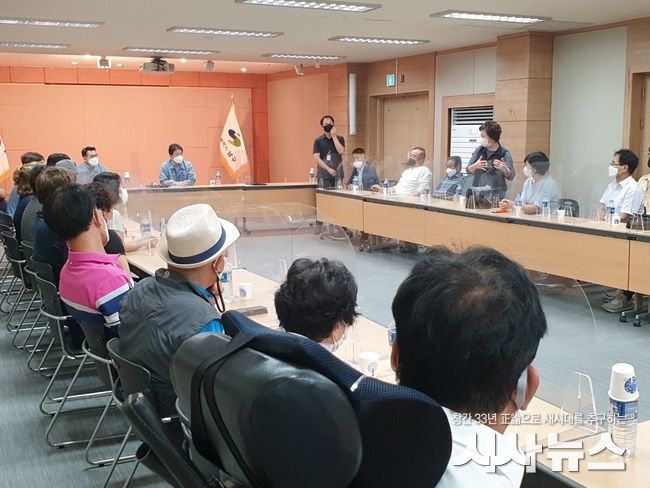 지난 13일 대구 남구청 회의실에서 뉴타운재개발단지 조합과 비대위 측이 도로 폐쇄를 놓고 대책회의를 가지고 있다.