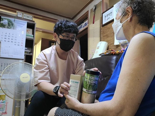 폭염취약계층에게 맞춤형 집중 방문건강관리서비스를 운영하고 있다.