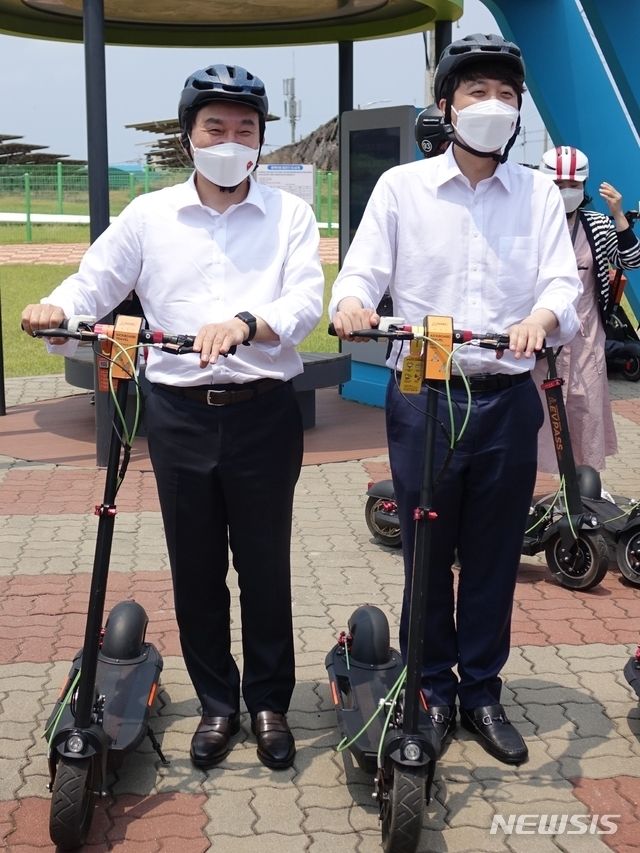 이준석 국민의힘 대표와 원희룡 제주특별자치도지사(왼쪽)가 23일 오전 제주시 구좌읍 제주에너지공사 신재생에너지 홍보관 앞에서 전동 킥보드 체험을 위해 이동하고 있다.(사진=뉴시스 제공))