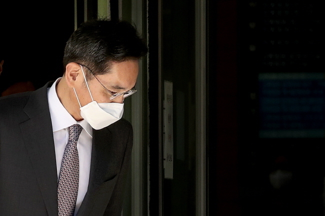 광복절 가석방으로 풀려난 이재용 삼성전자 부회장이 19일 서울 서초구 서울중앙지방법원에서 열린 경영권 불법 승계 의혹 재판 중 점심식사를 위해 법원을 나서고 있다. (사진=뉴시스 제공)