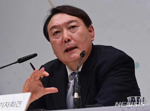 윤석열 전 검찰총장이 지난 6월 29일 오후 서울 서초구 매헌 윤봉길의사 기념관에서 열린 대선 출마 기자회견에서 취재진 질문에 답변하고 있다.(사진=뉴시스 제공)