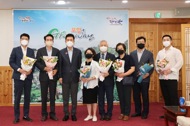 왼쪽부터 포항세명기독병원 문재준 팀장, 제철복지회 이재열 이사장, 이강덕 포항시장, 범촌매운탕 하미연 대표, 더조은요양병원 안병태 병원장, 대성한식 이영실 대표, 포항공과대학교복지회 박영수 행정처장, 용강국밥 고희관 대표