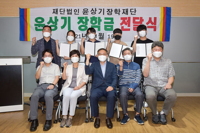 박상원(앞줄 가운데) 학장을 비롯한 동아대 자연과학대학 교수들과 장학생들이 기념촬영을 하고 있다.