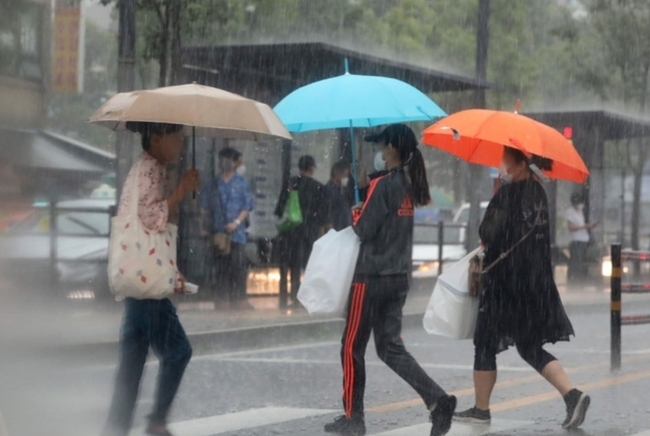 21일 부산지역은 흐리고 많은 비가 내릴 것으로 부산기상청은 예보했다.